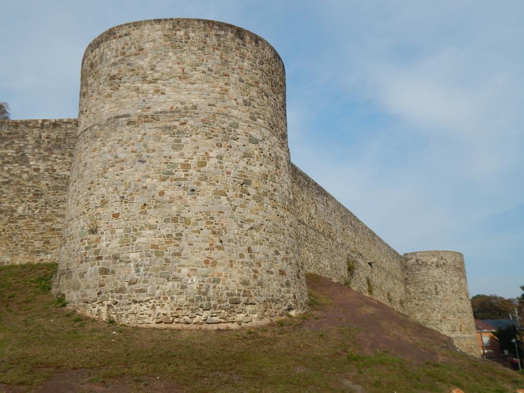 Отель Les Remparts Бенш Экстерьер фото